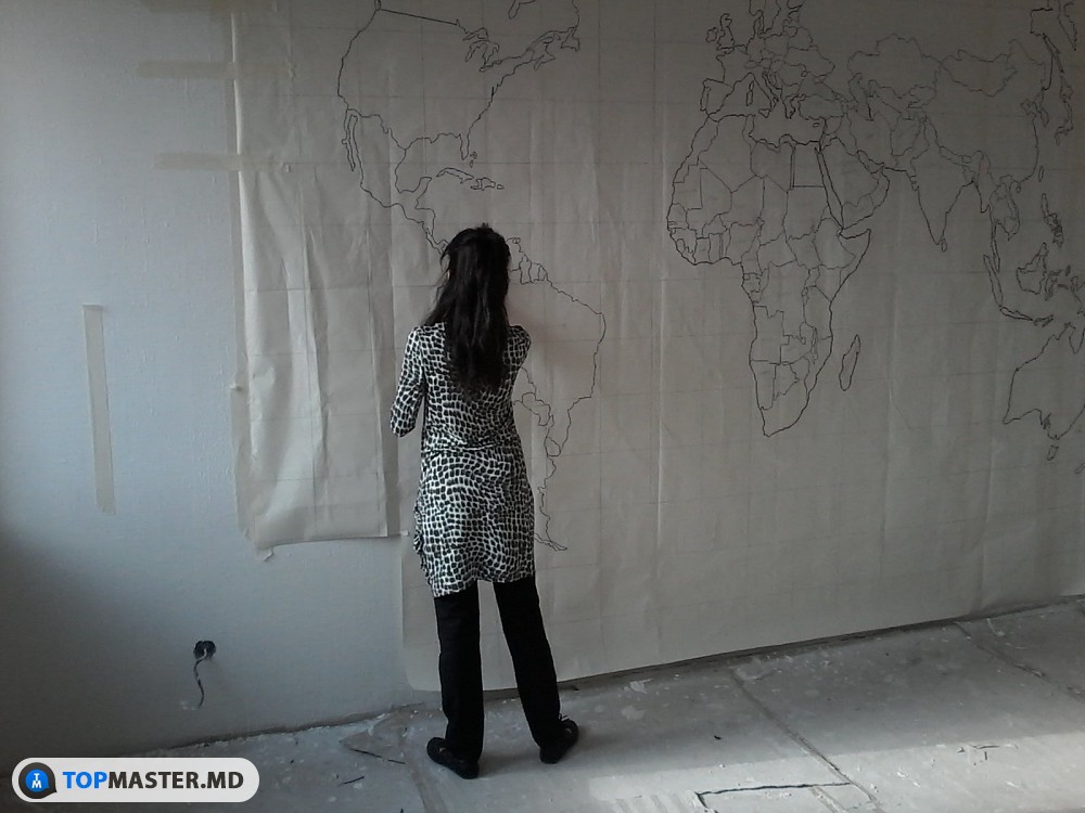 Барельеф "Политическая карта мира" в комнате для мальчиков