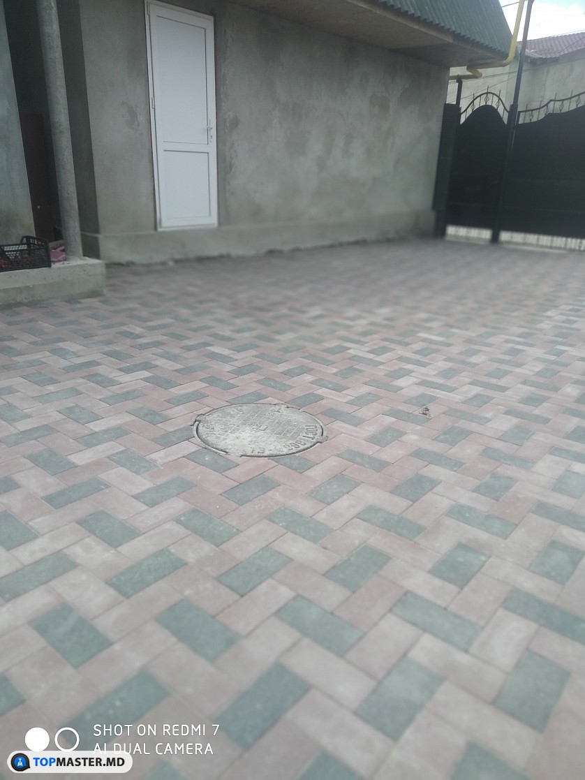 Укладка тротуарной плитки в частном дворе изображение 5